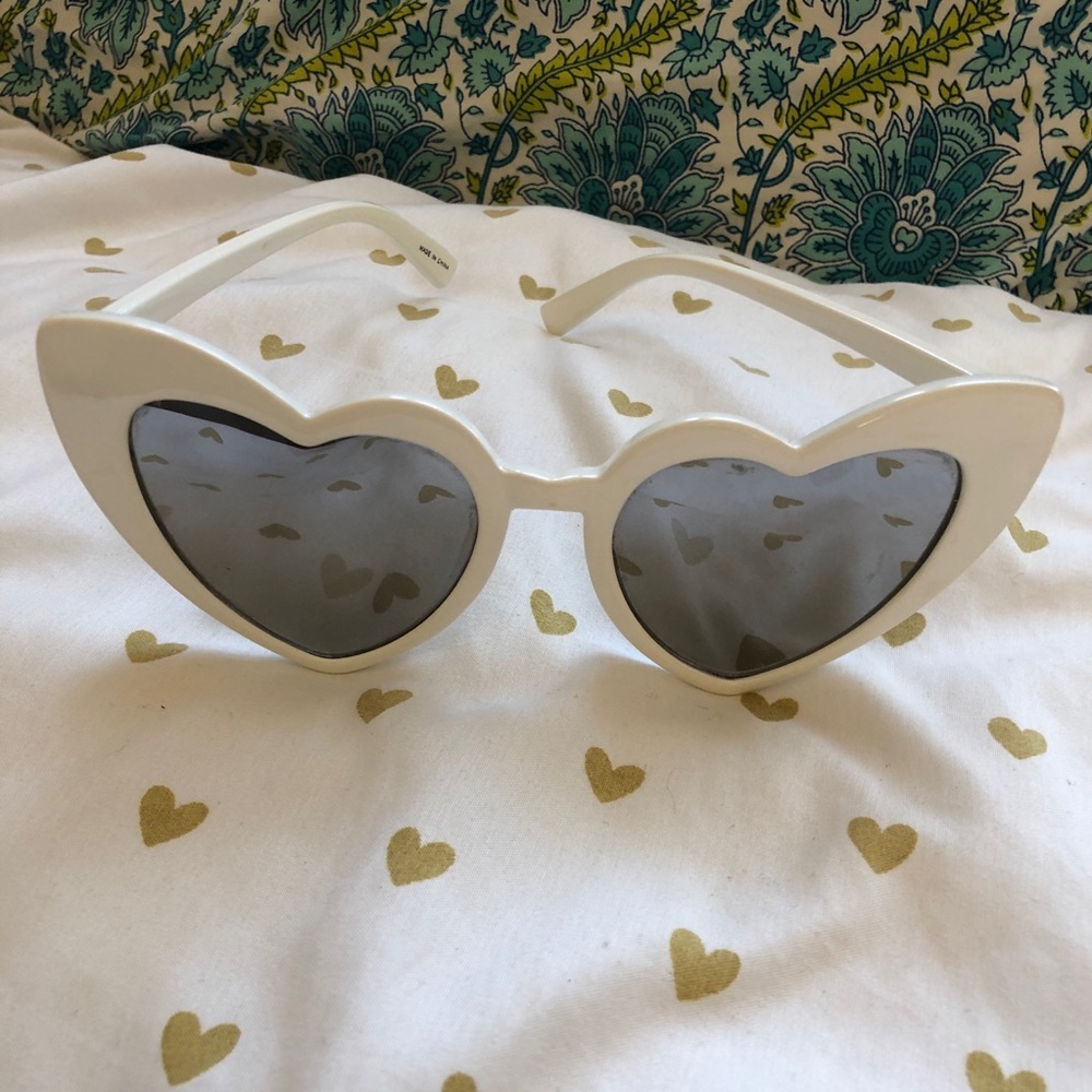 🚨MISC - Heart Frame Sunglasses - Picture 1 of 4